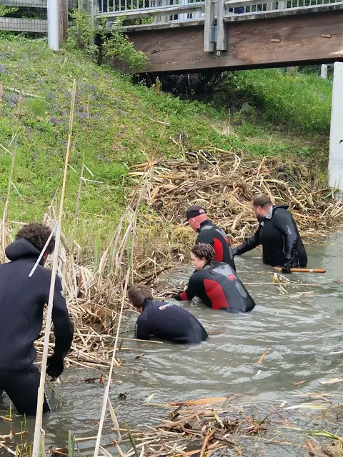 Foto: Georg Stampfer: Martin, Stefan, Belinda und Benny von der Wasserrettung Bludenz nach dem gelungenen Einsatz im Löschteich des Alpengasthofes am Muttersberg.
