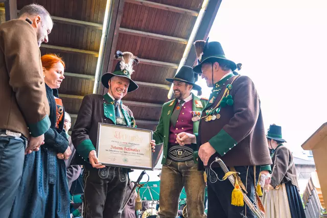 Die Schützenkompanie Mieders richtete am Wochenende das Stubaier Bataillonfest aus. Dabei wurde der langjährige Hauptmann und immer noch aktive Schütze Johann Schmoller von Landes-Kdt. Thomas Saurer (Mitte) und Hptm. Paul Wechner (r.) für 60-jährige Zugehörigkeit ausgezeichnet.