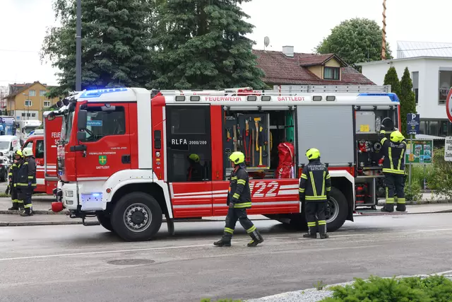 Ein Biertransporter wird beim Frontalcrash im Ortszentrum von Sattledt komplett demoliert.