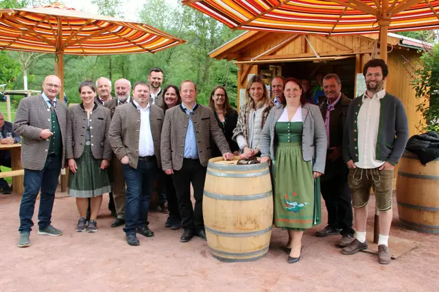 Bürgermeister Wolfgang Übl mit den Winzerinnen und Winzern Lisa Tersch, Franz Magerl, Franz Aschauer, Stefan Rosenberger, Sebastian Tersch, Petra Rosenberger, Josef Dürauer, Bürgermeisterin d.D. Gudrun Berger, Marlies Hanke, Klaus Berger, Sabrina Dürauer, Franz Zederbauer sen. und Franz Zederbauer jun. vor der Weinhütte am Gelände der Bayerischen Landesgartenschau. | Foto: Karl Reitmeier