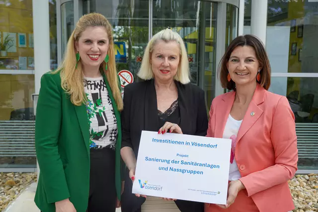 Landtagsabgeordnete Marlene Zeidler-Beck, PBZ Direktorin Elisabeth Grötzl und Bürgermeisterin Birgit Petross präsentieren das Investitionpaket für Vösendorf.