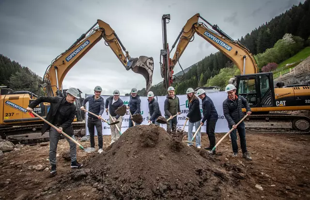 Hier wurde gearbeitet: Severin Vötter (Raiffeisen Regionalbank Hall), Lukas Huber (Geschäftsführung AT Thurner Bau), Benjamin Grunser (GF Immobilienkanzlei Grunser GmbH; Michael Santeler (Prokurist AT Thurner Bau), Sascha Gritsch (Prokurist FK Bau GmbH),  Bgm. Benedikt Singer,
Laura Klotz, Fridolin Klotz und Lukas Klotz (Alpenbau Immobilien GmbH) | Foto: Gemeinde Sellrain