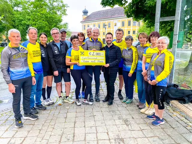Die 30-köpfige Laufgruppe "Yellow Feet Runners" aus Gleinstätten übergab kürzlich 2.000 Euro an den Verein "Steirer mit Herz". | Foto: Steirer mit Herz