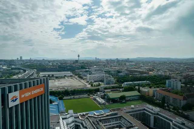 Blick von "Orbi", dem Erdberg-Tower von Österreichs größtem Kombinetzbetreiber, der Millionen Menschen mit Strom, Gas, Fernwärme und Daten versorgt.  | Foto: Martin Baumgartner