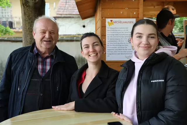 Hermann Mayrhofer mit Pia und Tamia Rödl. | Foto: Marktgemeinde Michelhausen