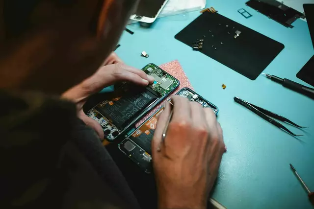 Der Reparaturbonus ist eine Förderungsaktion für die Reparatur, Service oder Wartung von E-Geräten. | Foto: Kilian Seiler/Unsplash