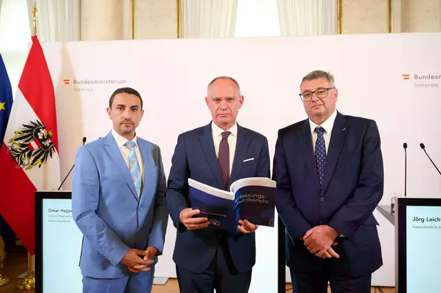 DSN-Direktor Haijawi-Pirchner, Innenminister Karner und Staatssekretär  Leichtfried präsentierten den Verfassungsschutzbericht 2024. | Foto: BMI