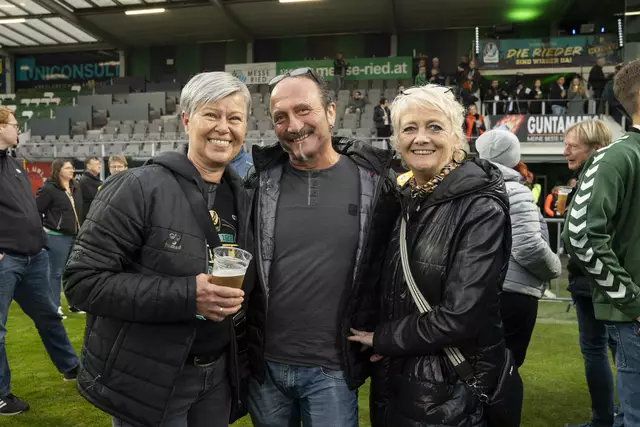 Lisi, Christian und Sonja genossen die Aufstiegsfeier. | Foto: eventflix/Lara Mayer