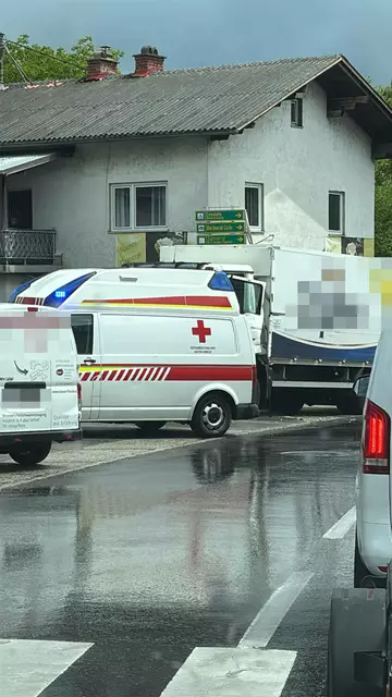 Ein Biertransporter wird beim Frontalcrash im Ortszentrum von Sattledt komplett demoliert.