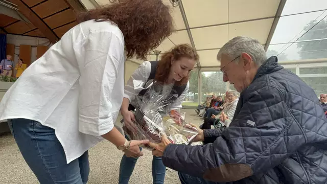 Ein Highlight war die Ehrung von Gerhard Appel, dem Gründungsvater des Kabaretts, der an diesem Abend selbst im Publikum saß. Seine langjährige Arbeit wurde mit herzlichem Applaus gewürdigt – ein emotionaler Moment für alle Beteiligten. | Foto: Alejandra Ortiz