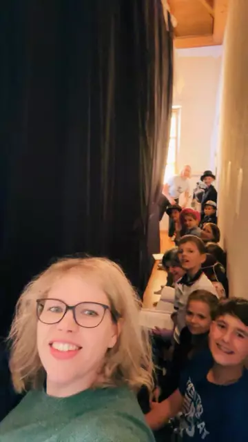 Volle Konzentration hinter der Bühne – gleich geht’s los! | Foto: Markus Gruber/Kindertheatergruppe Weyerburg