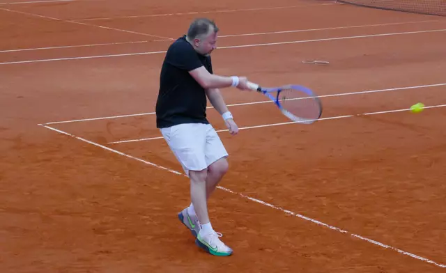 Markus Egger freut sich über seinen ersten Sieg in der Meisterschaft für Ehrwald. | Foto: Weber