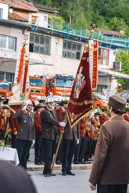 Die Bezirksfahne wurde von der Wipptaler Fahnenabordnung rund um den Alt-Kdt. der FF Pfons, Toni Plank, an den Abschnitt Stubai übergeben. | Foto: Pernsteiner