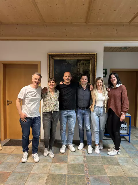 Die Veranstalter mit dem Kabarettistenduo: Christoph Gasser-Mair, Karin Verdorfer, Thomas Hochkofler, Stefan Mader, Evelyn Salchner und Caroline Heidegger (v.l.) | Foto: Veranstalter