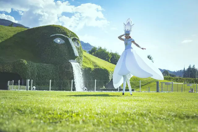 Es gibt acht Künstlerinnen und Künstler, wo beispielsweise eine Pole-Show oder ein Balancekunst-Act mit Vasen, Stühlen oder anderen Gegenständen angeboten werden. | Foto:  Swarovski Kristallwelten