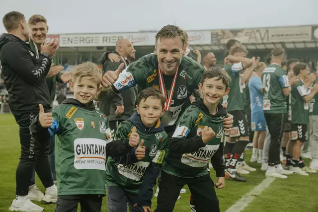 Verteidiger Michael Sollbauer mit seinen Kindern. | Foto: eventflix/Lara Mayer