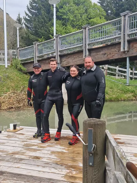 Foto: Georg Stampfer: Martin, Stefan, Belinda und Benny von der Wasserrettung Bludenz nach dem gelungenen Einsatz im Löschteich des Alpengasthofes am Muttersberg.
