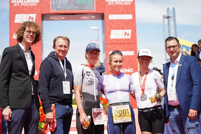 Die drei Triathletinnen mit Stockerl-Platz: Anna Pabinger und Gabriele Obmann aus Österreich und der Siegerin Chloe Sparrow mit Matthias Stadler, Jort Vlam und Philipp Gerstenmayer | Foto: Martin Rauscher