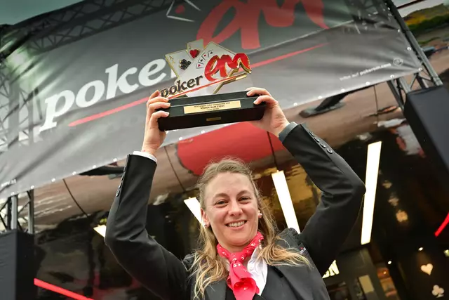 Jasmin Michael mit dem Pokal des Main Events der letztjährigen Poker-EM | Foto: Casinos Austria/Tomas Stacha