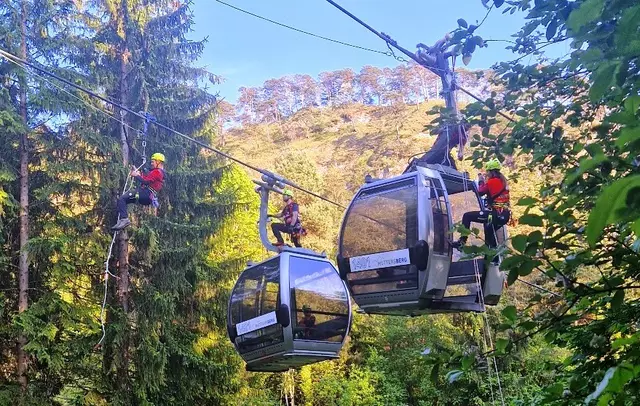 Foto: Georg Stampfer: Gesetzlich vorgeschriebene Bergeübung auf der Muttersberg Seilbahn erfolgreich abgeschlossen.