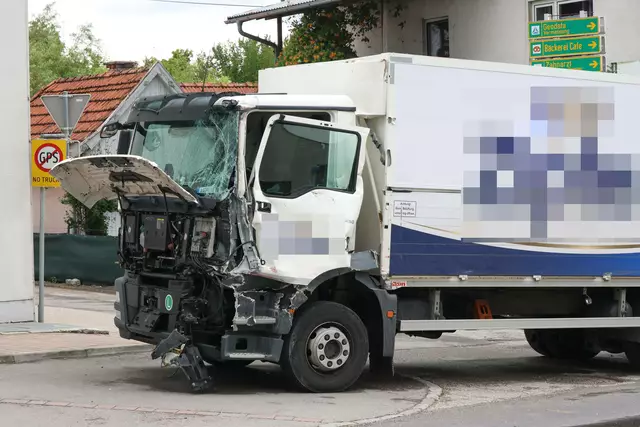 Ein Biertransporter wird beim Frontalcrash im Ortszentrum von Sattledt komplett demoliert.