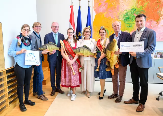 Landeshauptfrau Johanna Mikl-Leitner und LH-Stellvertreter Stephan Pernkopf überreich das niederösterreichische Landeswappen offiziell an den NÖ Teichwirteverband. | Foto: NLK Burchhart