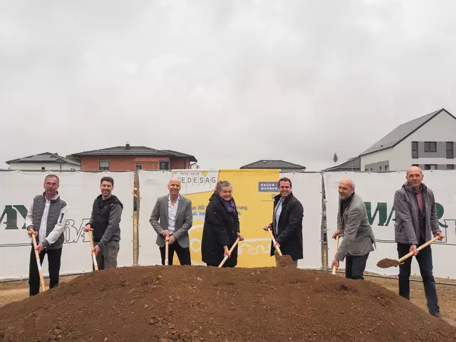 Franz Forster (techn. Leiter Mayr-Bau), Roland Schwarz (Projektleiter Gedesag), Gerald Wöhrer (Geschäftsführer Wöhrer Architektur), Beate Jilch (Bgm.in Atzenbrugg), Peter Forthuber (Vorstand Gedesag), Franz Buchberger (Vizebgm. Atzenbrugg), Wolfgang Steinschaden (Abteilungsleiter Gedesag). | Foto: GEDESAG