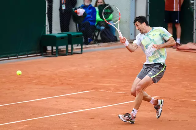 Sebastian Ofner sicherte sich in einem hart umkämpften Spiel in Paris den Sieg gegen seinen Deutschen Kontrahenten Jan-Lennard Struff. | Foto: Frank Molter / dpa / picturedesk.com