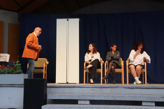 Die Kabarettgruppe Kabarett Kalenberg präsentierte Ende Mai im stimmungsvollen Kurpark Bad Sauerbrunn ihr diesjähriges Programm – und begeisterte an gleich drei Abenden mit einem vielfältigen, klug komponierten Abend zwischen Humor, Gesellschaftssatire und liebevoller Musik. | Foto: Alejandra Ortiz