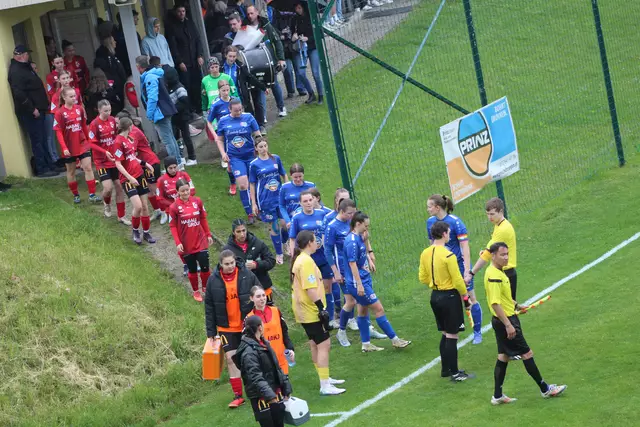 Frauenklasse: SPG-Ladies Prinz Brunnenbau Perg/Windhaag (in Blau) gegen FC McDonald's Perg Ladies (in Rot). | Foto: Meinbezirk Perg/Köck