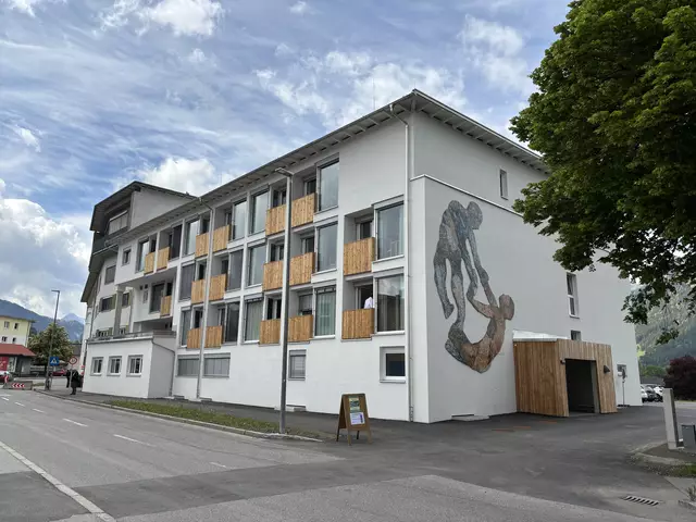 Der Zubau wurde an den Altbestand angedockt. Das Relief auf der Rückseite wurde neu angebracht. | Foto: MeinBezirk