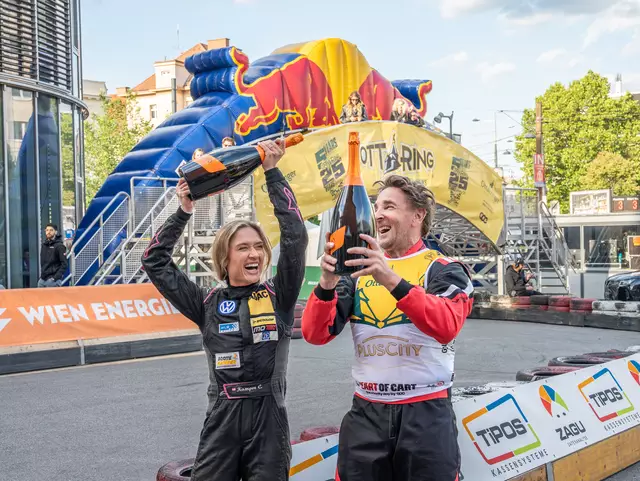 Rennfahrerin Corinna Kamper und Bergdoktor-Schauspieler Mark Keller freuen sich über den ersten Platz des Rennens.  | Foto: Valentina Marinelic/MeinBezirk