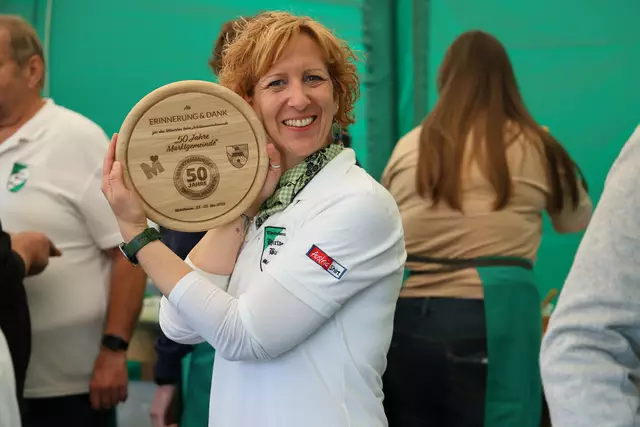 Eva Riedmayer (Obfrau Theaterverein Michelhausen) mit dem Geschenk der Marktgemeinde Michelhausen. | Foto: Marktgemeinde Michelhausen