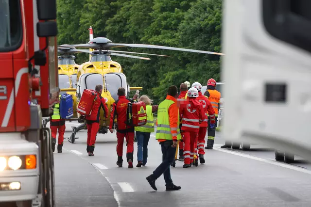 Ein Kleinbus ist in voller Fahrt auf der Welser Autobahn gegen das Heck eines Lkw-Anhängers gekracht – Das forderte ein Todesopfer und sieben Verletzte. | Foto: laumat.at