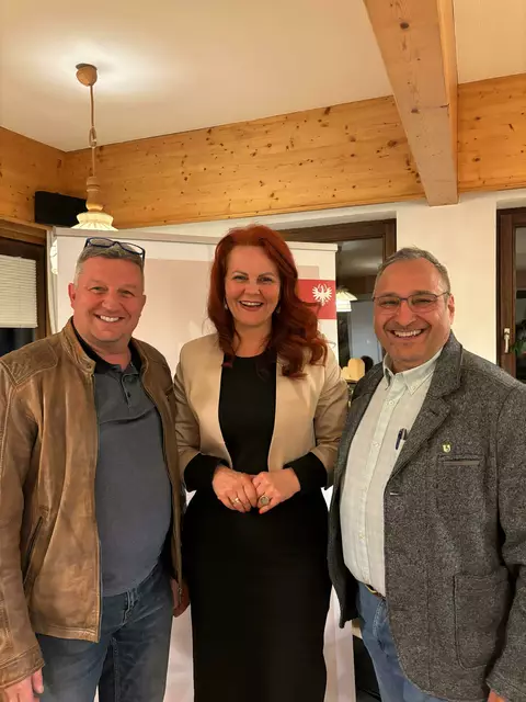 Im Bild LR Cornelia Hagele mit Obmann-Stellvertreter GR Manfred Hober (l.) und Gemeindeparteiobmann Bgm. Peter Lanthaler (r.) | Foto: VP Tirol
