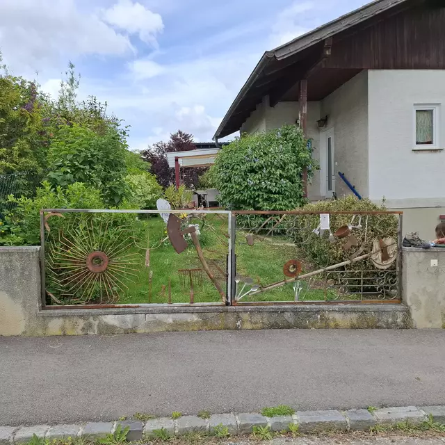 Gleich hinter einem unscheinbaren Grundstück in Langau im Bezirk Horn verbirgt sich ein ganz besonderes Kunstwerk – ein Gartenzaun, der weit mehr ist als eine einfache Grundstücksbegrenzung. | Foto: Karl Hiess
