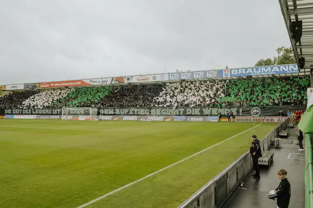Choreo der Fans vor dem Match: "Die Zeit des Leidens ist zu Ende – mit dem Aufstieg beginnt die Wende!" | Foto: eventflix/Lara Mayer