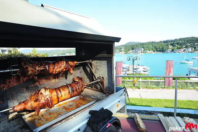 Auch das Spanferkelessen auf der Terrasse des Casinos gehört jedes Jahr dazu. | Foto: Casinos Austria/Tomas Stacha