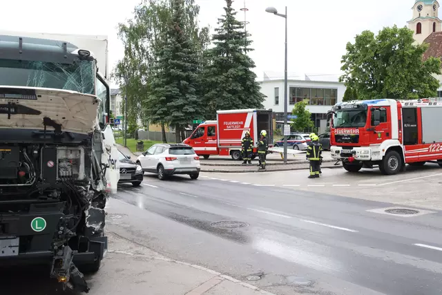 Ein Biertransporter wird beim Frontalcrash im Ortszentrum von Sattledt komplett demoliert.