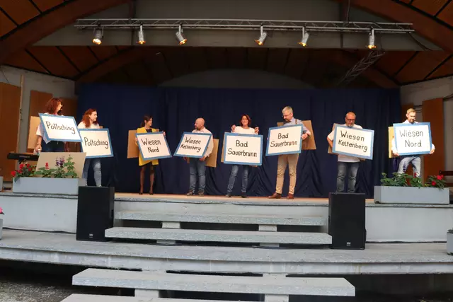 Seit über einem Jahrzehnt bringt die Kabarettgruppe Kabarett Kalenberg frischen Humor, spitze Zungen und jede Menge Musikalität auf die Bühne. Was vor zwölf Jahren im Parkhotel Neubauer begann, hat sich längst zum Fixpunkt im Kultursommer entwickelt. Heute heißt die Bühne: Kurpark – und der Applaus klingt lauter denn je. | Foto: Alejandra Ortiz