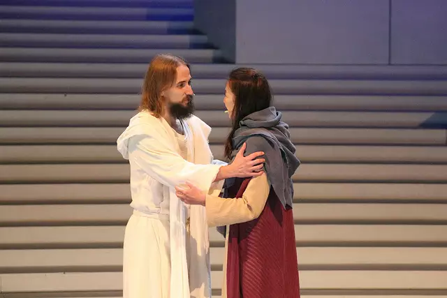 Jesus mit seiner Mutter Maria – die Emotionen der beiden, bei gemeinsamen Szenen, war zum Greifen nahe. | Foto: Friedl Schwaighofer