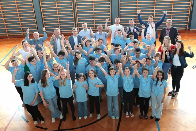 Ihre Freude über die Fortführung der Zusammenarbeit zeigten die Kooperationspartner und Ehrengäste bei der Feierstunde.
 | Foto: Andreas Maringer