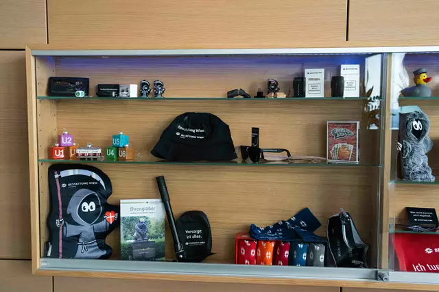 Witzige Accessoires der Wiener Friedhöfe und Wiener Stadtwerke. | Foto: Martin Baumgartner