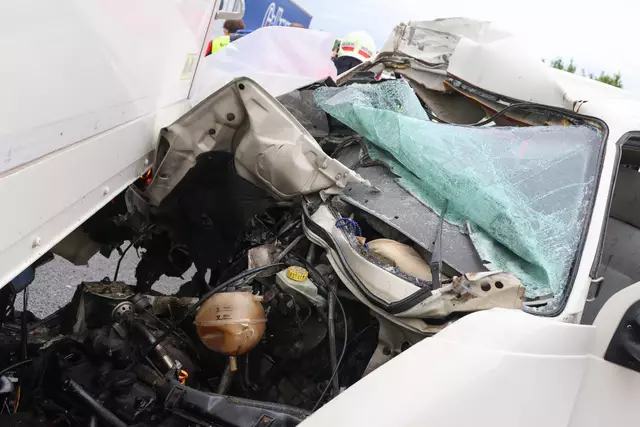 Ein Kleinbus ist in voller Fahrt auf der Welser Autobahn gegen das Heck eines Lkw-Anhängers gekracht – Das forderte ein Todesopfer und sieben Verletzte. | Foto: laumat.at