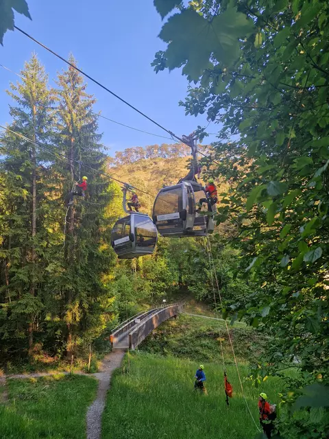 Foto: Georg Stampfer: Gesetzlich vorgeschriebene Bergeübung auf der Muttersberg Seilbahn erfolgreich abgeschlossen.