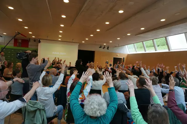 "Politik darf auch Spaß machen" – hieß es auf der 55. Landesversammlung der Tiroler Grünen mit prominentem Besuch der stellvertretenden Bundessprecherin der Grünen Leonore Gewessler. | Foto: Huber