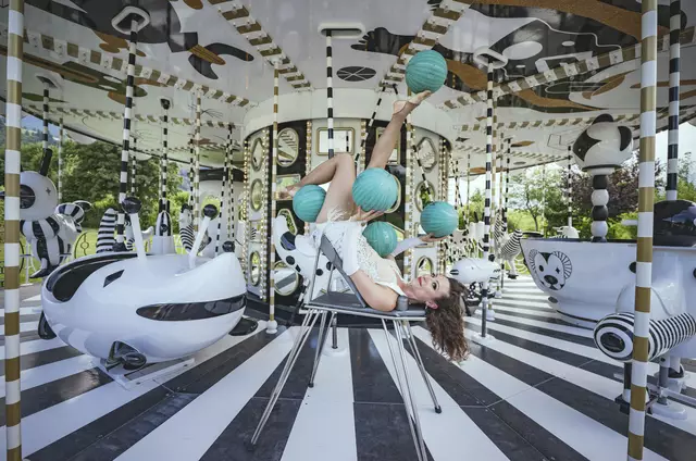 Es gibt acht Künstlerinnen und Künstler, wo beispielsweise eine Pole-Show oder ein Balancekunst-Act mit Vasen, Stühlen oder anderen Gegenständen angeboten werden. | Foto:  Swarovski Kristallwelten