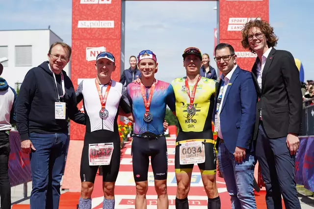 Matthias Stadler, Jort Vlam, Philipp Gerstenmayer mit den schnellsten drei Herren: Jannik Schaufler (Mitte), Will Draper und Ondrej Kubo | Foto: Martin Rauscher