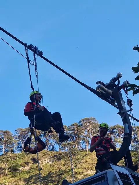 Foto: Georg Stampfer: Gesetzlich vorgeschriebene Bergeübung auf der Muttersberg Seilbahn erfolgreich abgeschlossen.