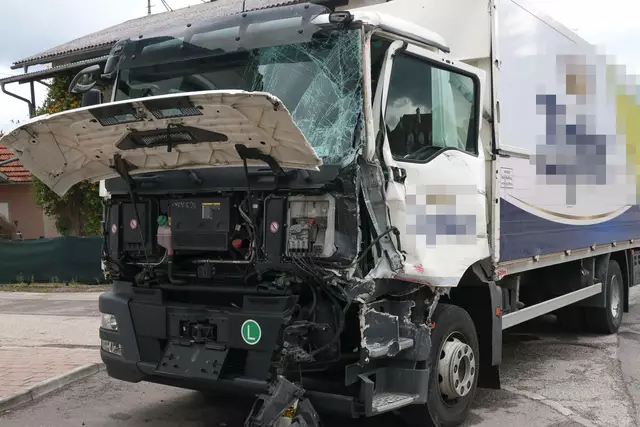 Ein Biertransporter wird beim Frontalcrash im Ortszentrum von Sattledt komplett demoliert.